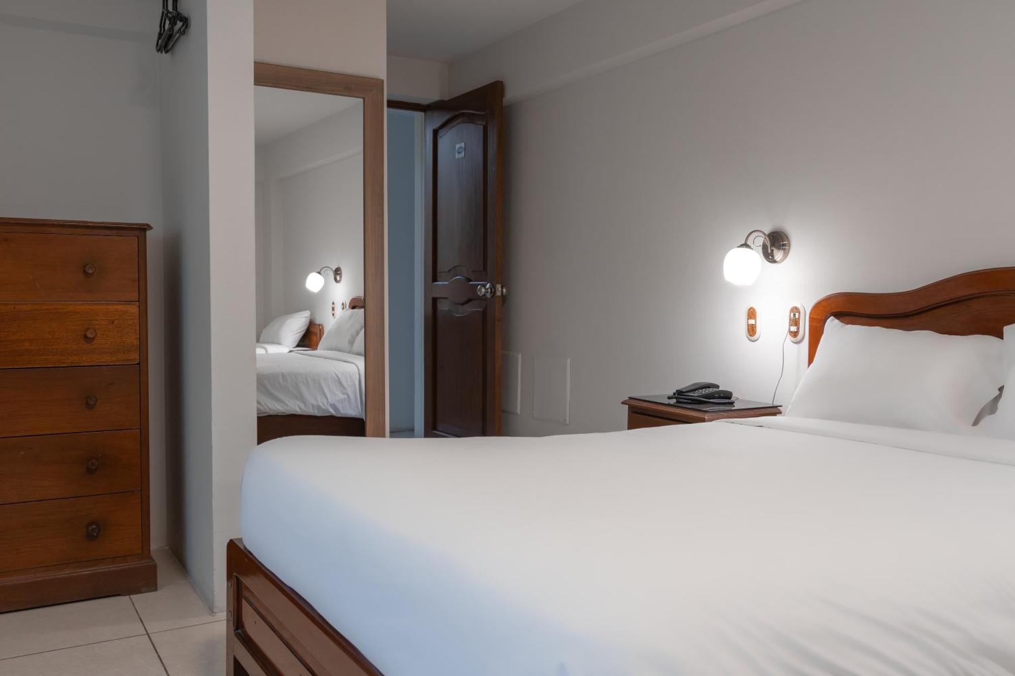 Hotel Alexander Трухильо Стая снимка