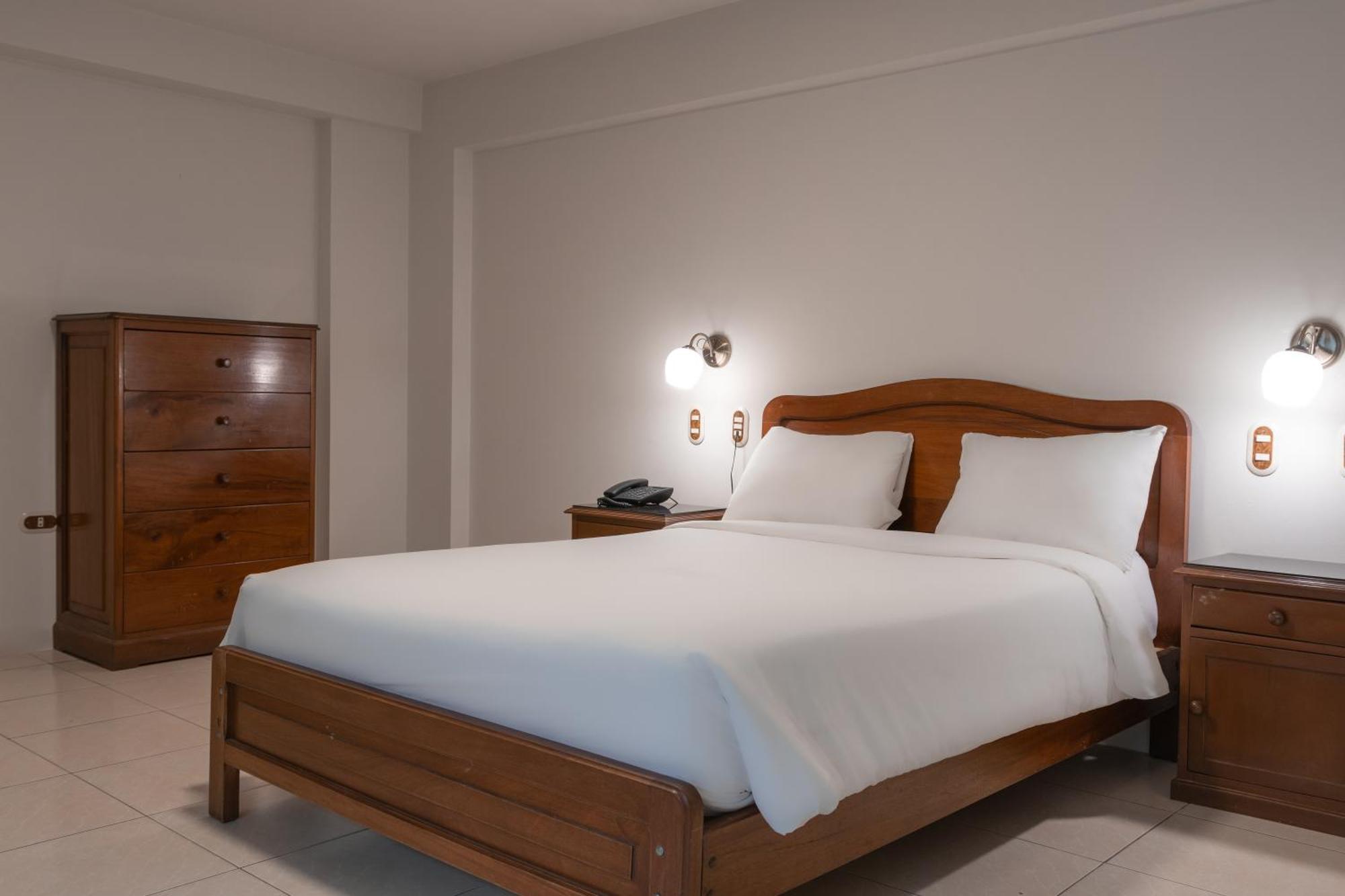 Hotel Alexander Трухильо Стая снимка